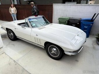 Chevrolet Corvette C2 Convertible z roku 1965.