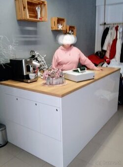 Predám veľký predajný pult.