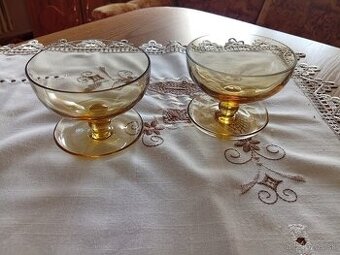 starožitne pohare fasetove medove jantarove sklo