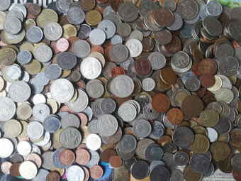 vyše 3 kg mincí svet/mix