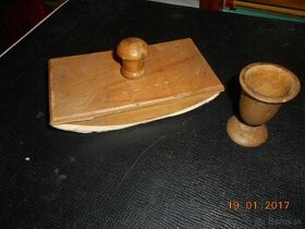 Starožitný drevený pijak a drevený držiak na vajce