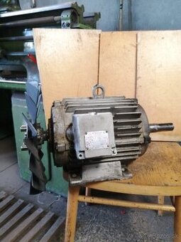 Elektromotor MEZ Mohelnice z obojstrannou oskou