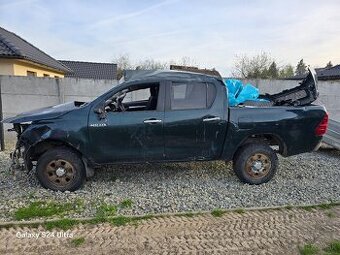 Predám havarovanú Toyotu Hilux 2.4D, 110kW