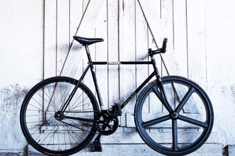 Fixie postavená na ráme Viner, columbus sl, v style keirin