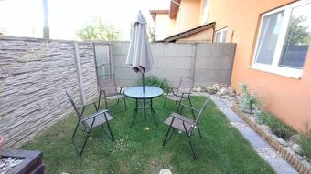 Predám záhradný stôl so stoličkami a slnečníkom