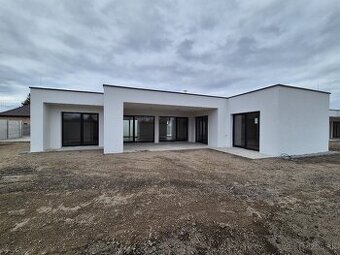4 – IZB. BUNGALOV, 3 PARK.STÁTIA, TERASA,VEĽKÉ BLAHOVO