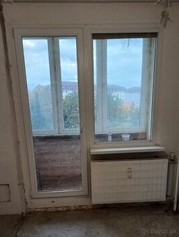 Predám balkónové plastové dvere s oknom