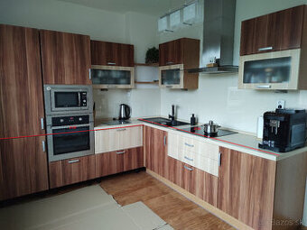 Kuchynská linka so vstavanými spotrebičmi