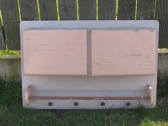 starožitná skřínka,police