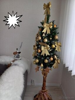 Vianocny stromcek na zivom pniku