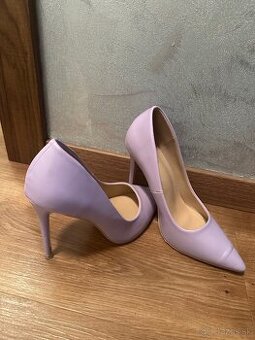 Damske fialove lodicky