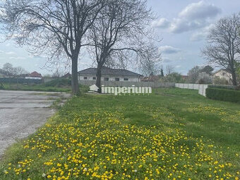 Predaj : pozemok 1550 m2 aj pre developerov v obci Veľké Bl - 1