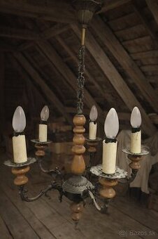 .STARÝ MOSADZNO-DREVNÝ LUSTER.