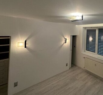 Stropna lampa, hnedocierne drevo s lesk.kovom, mliecne sklo