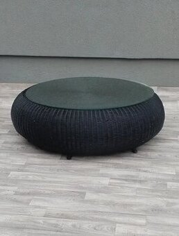 Konferenčný stolík záhradný z tkanej živice.