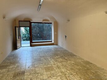 Prenájom obchodného priestoru v Brezne - centrum