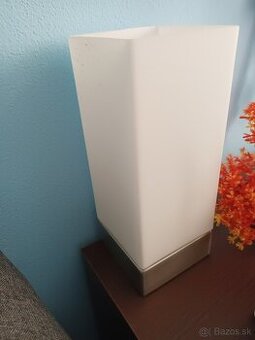 Moderná stolná lampa a výkonná LED žiarovka