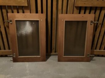 Drevene dvierka na skrinku s mliečnym sklom