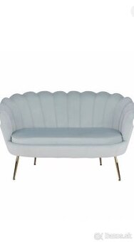 Krásna bledomodrá sedačka