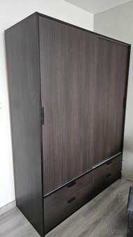 atníková skriňa – tmavohnedá, posuvné dvere + zásuvky