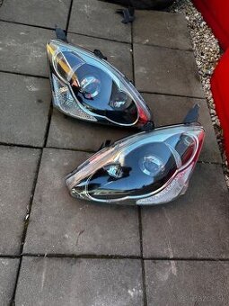 Predám svetlo reflektor Civic 2004-2006 Kapota Kufor Dvere