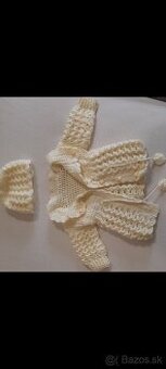 Prekrasny strikovany zlty svetrik s ciapockou