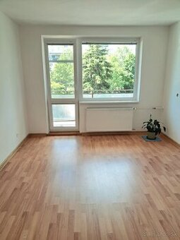 Zrekonštruovaný priestranný 2 izbový byt v centre Malaciek