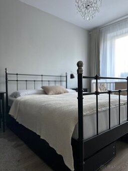 Kovová posteľ 160 cm s roštom, matracom a úložným priestorom