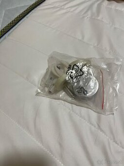 Kovové upevnenie na WC dosku – nové