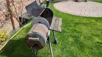 Záhradný gril s udiarnou