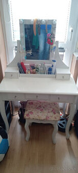 LED kozmetický stolík