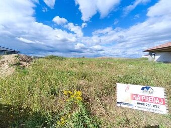 POZEMOK Mikušovce 1002m2