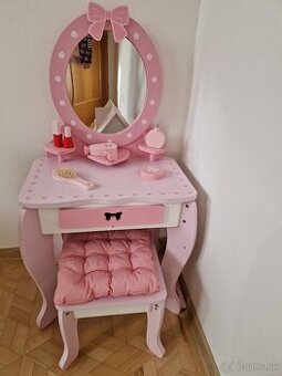 Kozmetický stolček