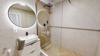ČERSTVÁ REKONŠTRUKCIA Dvojizbový byt s 2 balkónmi v centre 