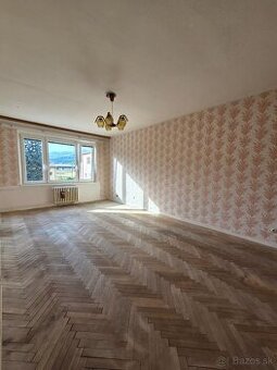 Na predaj veľký 2,5 - izbový byt Žarnovica, 65 m2