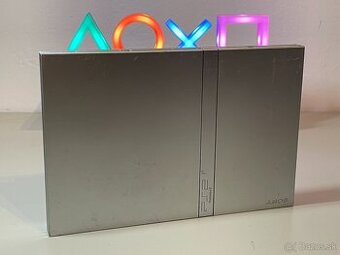 PlayStation 2 Slim Silver + 5 hier, 2x ovládač, memory card