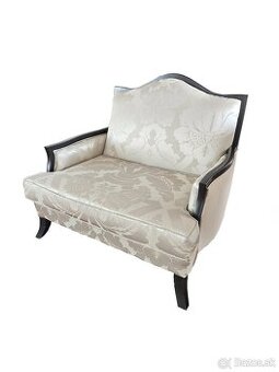 Luxusné strieborno sivé kreslo v dubajskom štýle