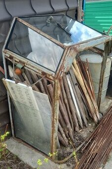 Predám kabínu na Zetor 25. Mam aj iné náhradné diely prevodo