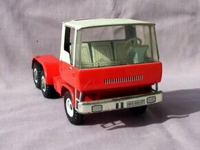 Plechový Červený ťahač MSB výrobca DDR