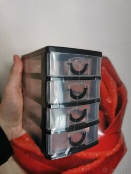 Predam 4-suflikovy kozmeticky organizer