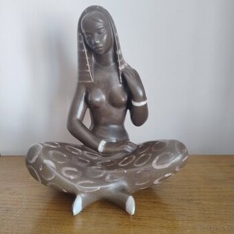 Soška sediacej ženy