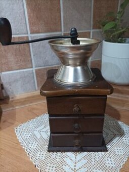 Netradičný drevený mlynček na kávu