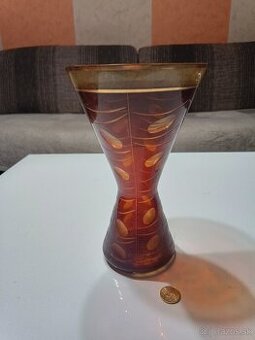 Váza z brúseného skla