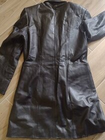 Dámsky krátky kožený plášť