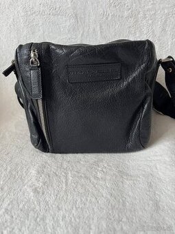 Crossbody kozena kabelka Stefano Dendi Studio. Farba cierna.