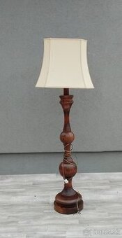 Lampa stojacia – rustikálna.