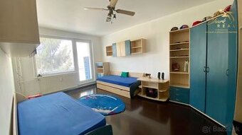Zariadený 2-izbový byt s balkónom na predaj – Stred Považská
