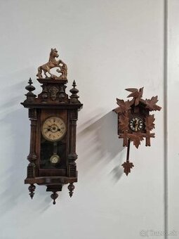 Dvoje nástenné hodiny