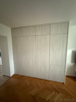 vstavana skrina