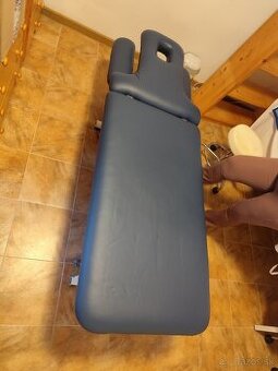 Masážny stôl a sedlové stoličky